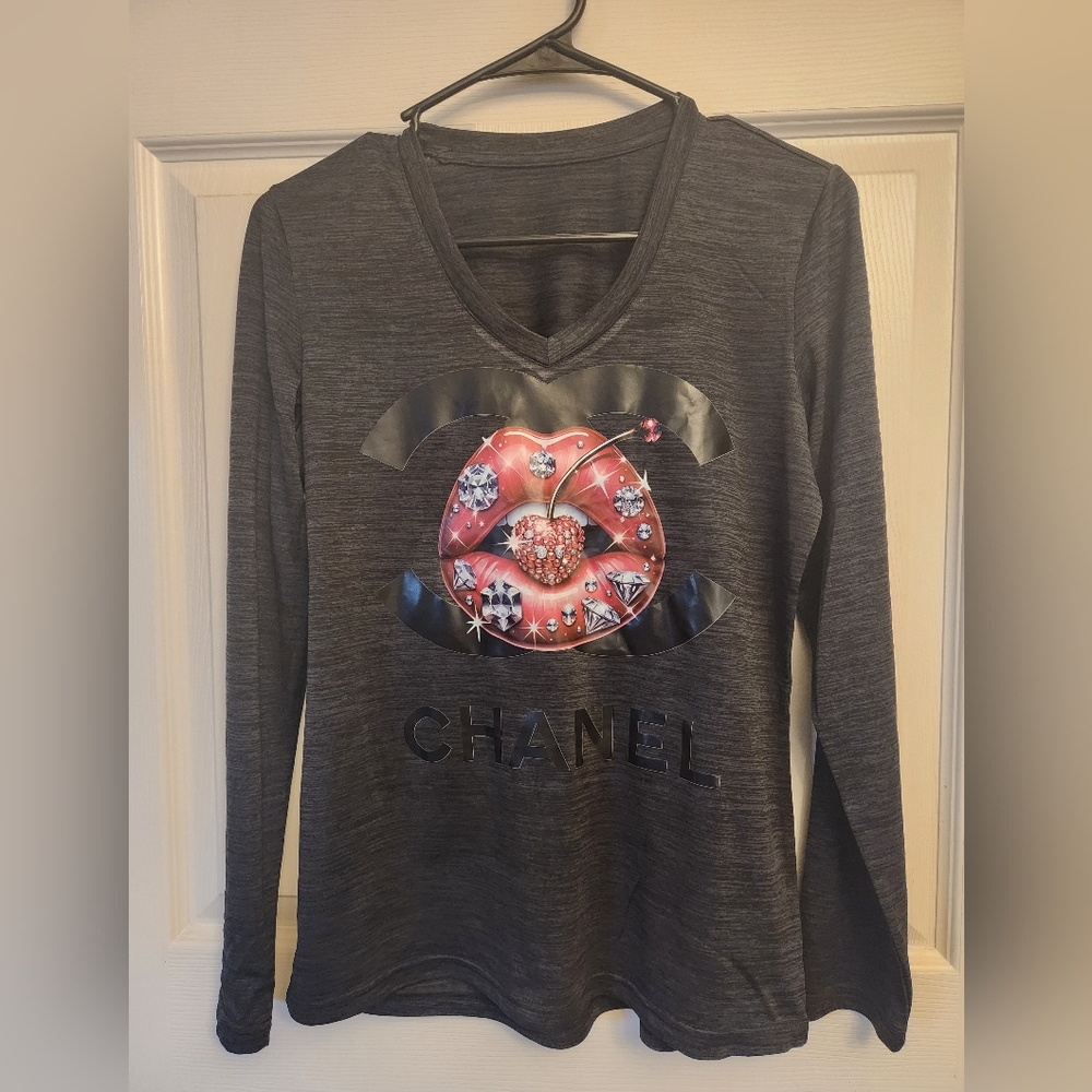NWOT LADIES VNECK, S/M